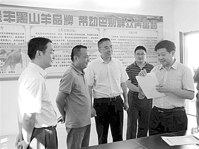 廣西壯族自治區(qū)水產(chǎn)畜牧獸醫(yī)局局長(zhǎng)蔣和生（右一）深入田陽調(diào)研生態(tài)養(yǎng)殖工作。